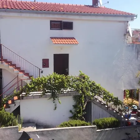 Angela -lopar Apartman *