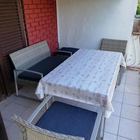 Angela -lopar Apartman *